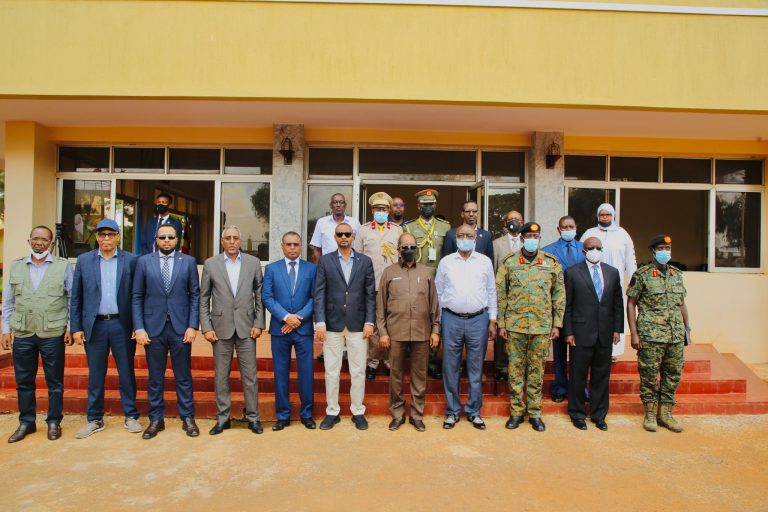 Madaxweyne Xasan Sheekh oo booqday Warshad soo saarta qalabka Ciidamada Milateriga ee Uganda