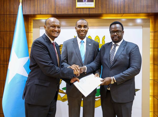 Ra’iisul Wasaare Hamza Abdi Barre, oo  xilalka u kala wareejiyey Ra’iisul Wasaare ku xigeenka cusub ee XFS Mudane Salah Jama  iyo Ra’iisul Wasaare ku-xigeenkii hore