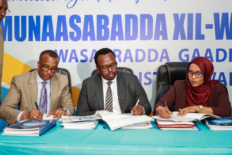 Ra,isul wadaare ku xigeenka dalka oo maanta xilalka ukala wareejiyay wasiirka gadiidka iyo duulista hawada iyo wasiirka dekedaha iyo gadiidka badda