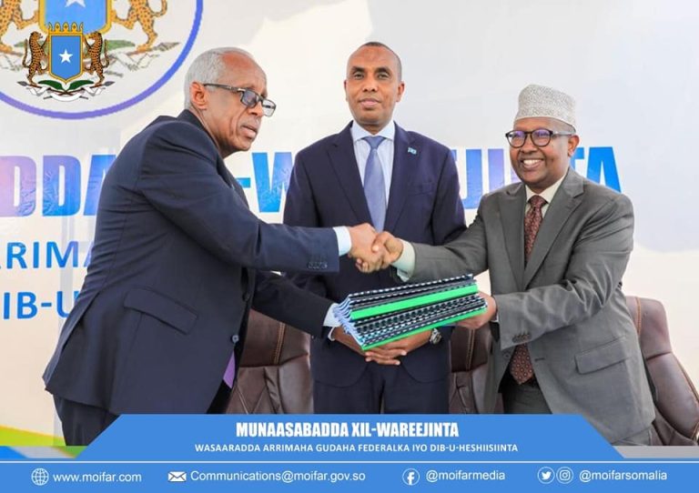 Ra’iisul Wasaaraha dalka Xamse Cabdi Barre oo maanta xilalka u kala wareejiyay Wasiirkii hore ee Arimaha Gudaha iyo wasiirka cusub ee wasaaradaas