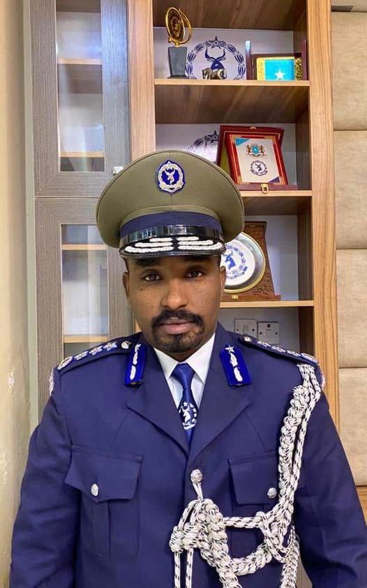 Madaxweyne Hassan Sheikh oo caawa dib ugu celiyey  Saadaq Cumar Mohamed dhammaan darajooyinkii iyo xuquuqdii ciidan ee uu ku lahaa Booliska Soomaaliyeed