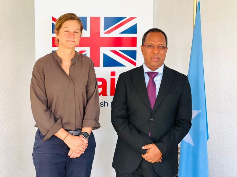 Wasiirka Maaliyadda XFS oo  maanta Muqdisho kula kulmay Safiirka Dowladda Ingiriiska ee Soomaaliya