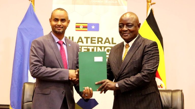 Wasiirka Gaashaandhigga XFS oo la kulmay dhiggiisa  Uganda.