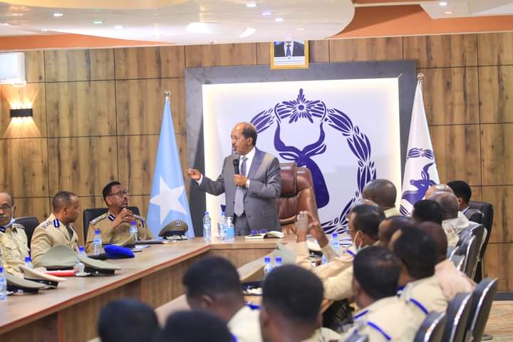 Madaxweyne Xasan Sheekh Maxamuud oo Taliska Booliska Somaliyeed ku amray adkeynta Amniga Caasimada