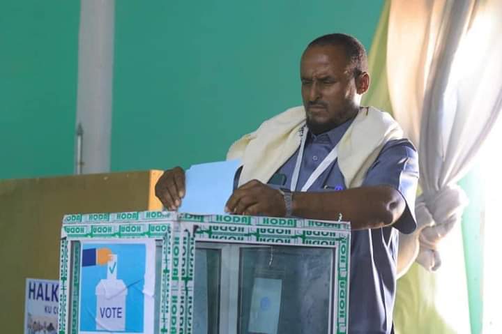 Madaxweyne Qoor-Qoor oo Bogaadiyey Doorashada golaha deegaanka ee Cadaado ka bilabatay