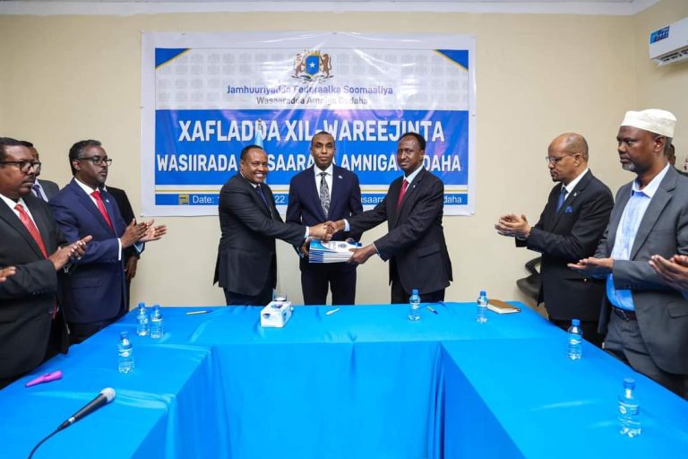 Wasiirka Cusub Ee Amniga Oo Xilka Lawareegay (SAWIRO).