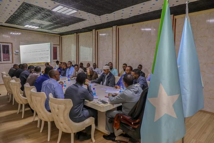 Madaxweynaha Hirshabeelle oo guddoomiyey shir looga hadlayey amniga iyo arimaha Garsoorka