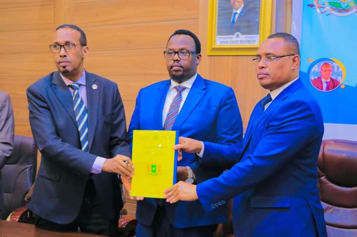 Ra’iisul Wasaare ku xigeenka Xukuumadda Federaalka Soomaaliya Mudane Saalax Axmed Jaamac ayaa xilalka u kala wareejiyey Wasiirka Cusub ee Wasaaradda Ganacsiga iyo Wasiirkii hore