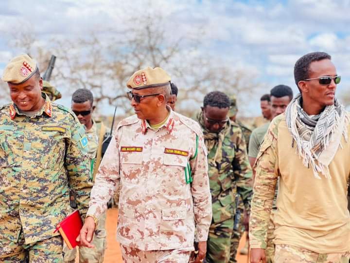 Taliyaha Ciidanka Dhulka Xoogga Dalka Soomaaliyeed iyo saraaakiil kale oo gaaray deegaanka Teedaan oo shalay laga xoreeyey Al-shabaab