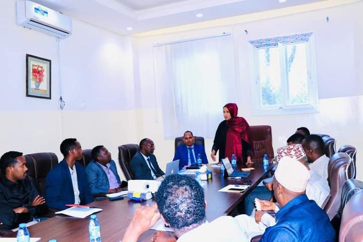 Wasiirka Gaadiidka iyo Duulista Hawada Soomaaliya oo kulankii ugu horeeyey la qadatay agaasime waaxeedyada  Wasaaraddas