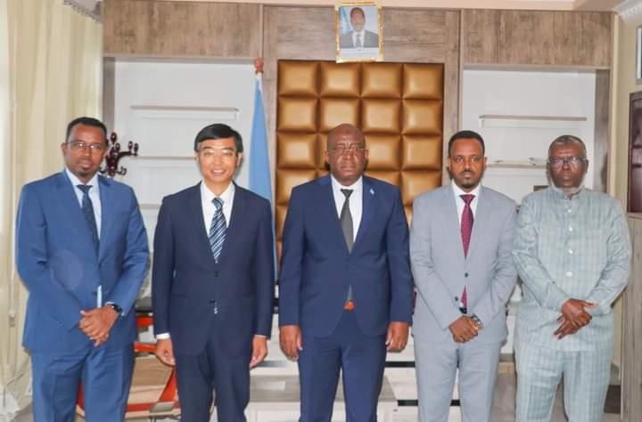 Wasiirka Warfaafinta XFS oo la kukmay Danjiraha Dowladda Shiinaha ee Soomaaliya Mr. Fei Shengchao