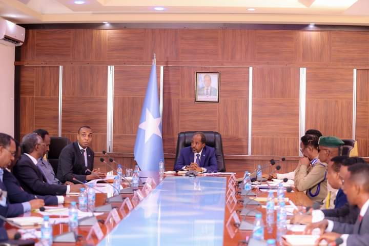 Madaxweyne Xasan sheekh oo guddoomiyey kulan looga hadlayey amniga Muqdisho