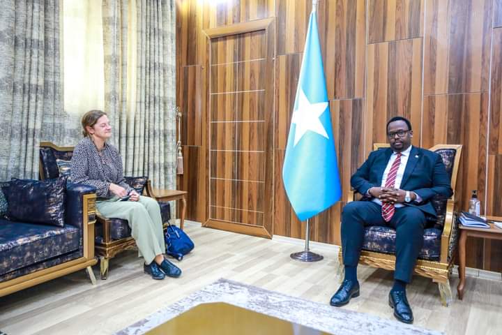 Ra’iisul xigeenka Dalka mudane Salah Jama oo maanta Xafiiskiisa ku qaabilay safiirka dowladda UK ee Soomaaliya