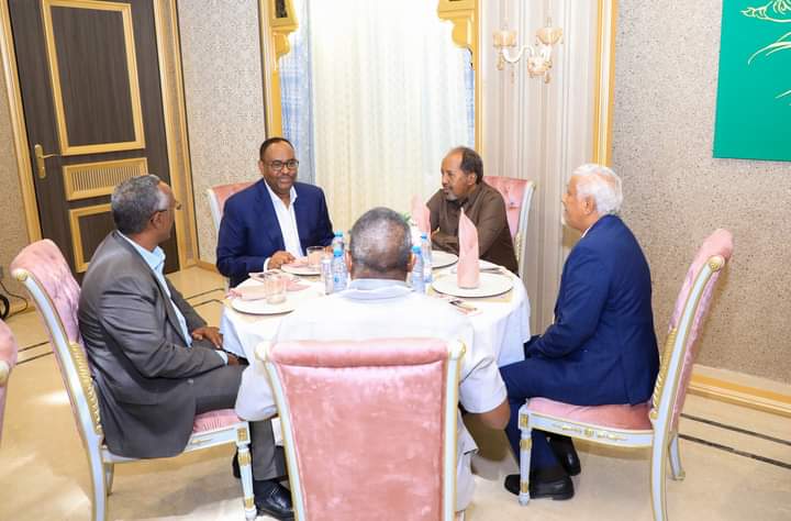 Madaxweyne Hassan Sheikh oo caawa Garoowe loogu sameeyey casho sharaf