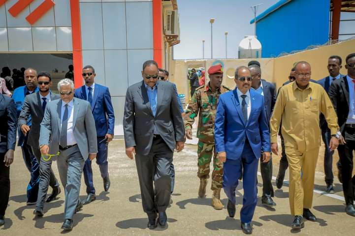 Madaxweyne Xasan sheekh iyo wafdi uu hogaaminayo oo goordhaw ka soo duulay garoowe
