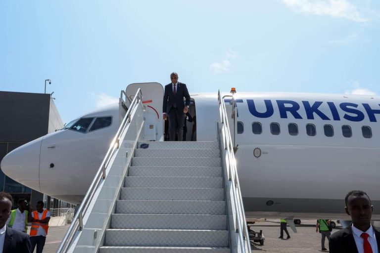 Reysul Wasaare Xamse Oo Dalka Dib ugu soo Laabtay.