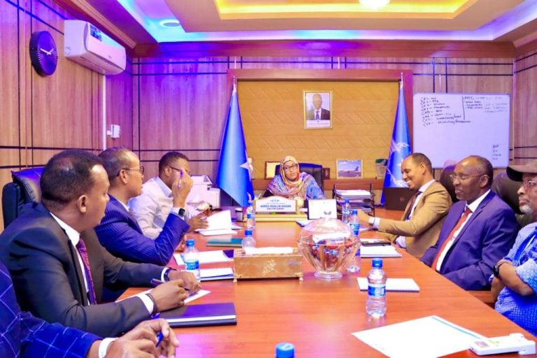 Wasiirka Gaadiidka iyo Duulista Hawadda oo shir la qaadatay Maareeyaha iyo Agaasimayaasha Waaxyaha Hay’adda Duulista Rayidka ah