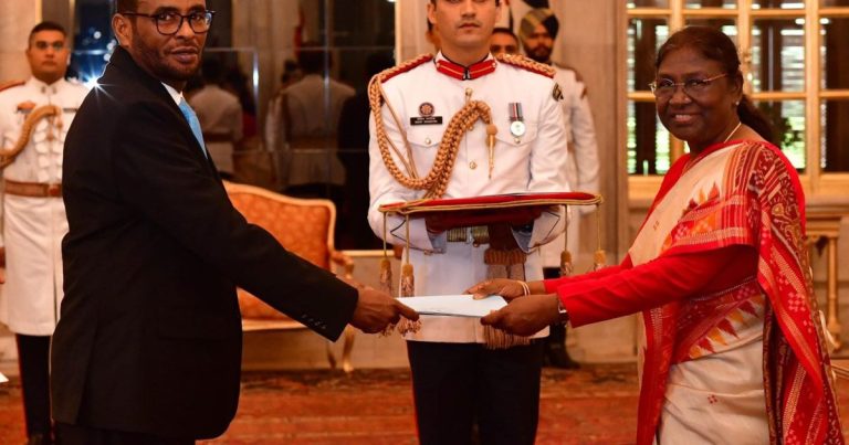 Safiirka ay JFS u magacawday dalka Hindiya oo laga guddoomay waraaqaha aqoonsiga.