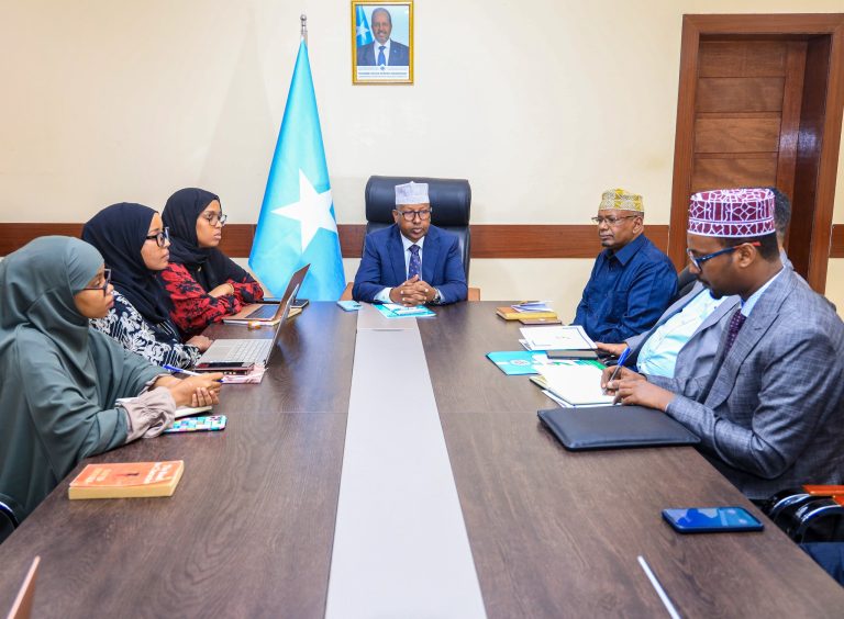 Wasiirka Wasaaradda Arrimaha Gudaha XFS oo maanta xafiiska ku qaabilay Guddiga Madaxa Bannaan ee Xuduudaha iyo Federaalka