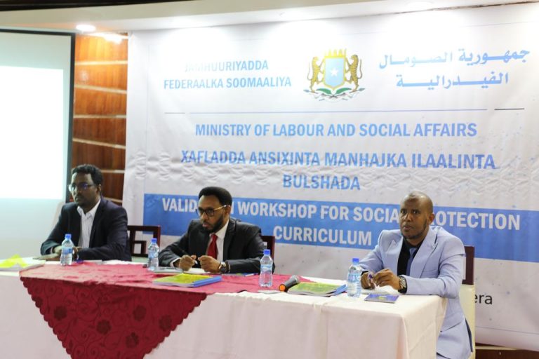 Wasiirka Shaqada iyo Arrimaha Bulshada Soomaaliya oo maanta daahfuray ansixinta Manhajka Ilaalinta Bulshada.