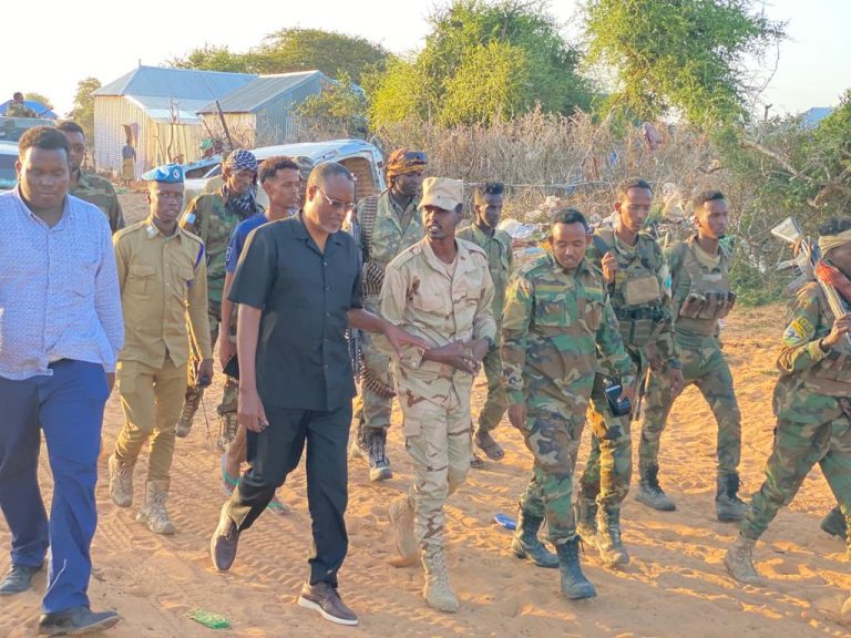 Gudoomiyaha Maamulka Gobolka Shabellaha Dhexe xildhibaano ka tirsan maamulka Hirshabelle iyo saraakiil oo  ku guuleystay iney kala dhexgalaan Beelo walaalo ah oo dagaalamay