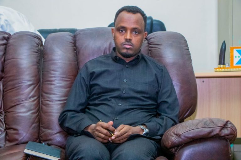 Wasiir ku xigeenka Warfaafinta XFS Cabdiraxmaan Yuusuf Sheekh Al Cadaala iyo Xillibaan Saabir Nuur Shuuriye oo gaaray degmada Baxdo kula kulmay saraakiisha ciidanka iyo dadka deegaanka ee dagaalka kula jira kooxaha argagixisada ah ee Al Shabaab