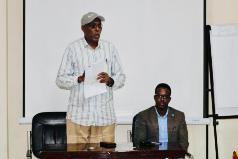 Guddiga Qaranka ee Shaqaalaha Rayidka Dowladda Soomaaliya , ayaa maanta tababar usoo xeray waaxyaha shaqaalaha ee hey’adaha kala duwan ee dowladda