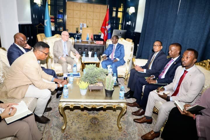Guddoomiyaha gobolka Banaadir oo maanta xafiiskiisa ku qaabilay wafdi uu hogaaminayay Wakiilka Gaarka ee Xoghayaha Guud ee QM u qaabilsan arimaha Soomaaliya Mr James Swan