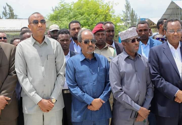 Madaxda ugu sareeyso dalka oo maanta ka qeybgalay salaadda janaasada Marxuumad Xasno Cabdulle Isaaq oo ahayd hooyadii Madaxweynihii 7-aad ee dalka Mudane Shariif Sheekh Axmed