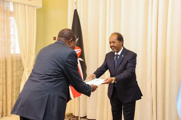 Madaxweynaha Qaranka oo Warqadaha Aqoonsiga ka Gudoomay Safiirka Cusub ee Kenya.
