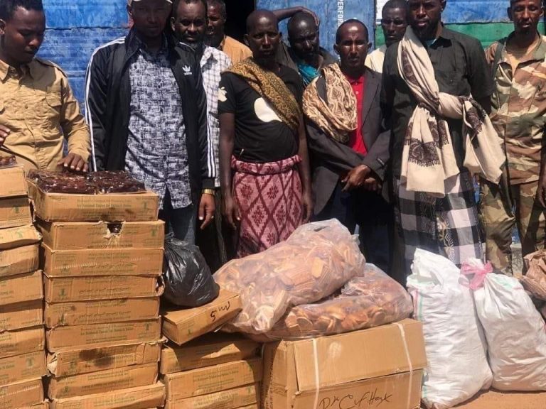 Haweenka Ku nool Baladweyne oo garab istaag u muujiyey Ciidamada Qaranka iyo dadka deegaanka ee dagaalka kula jiro kooxaha argagixisada ah ee Al Shabaab