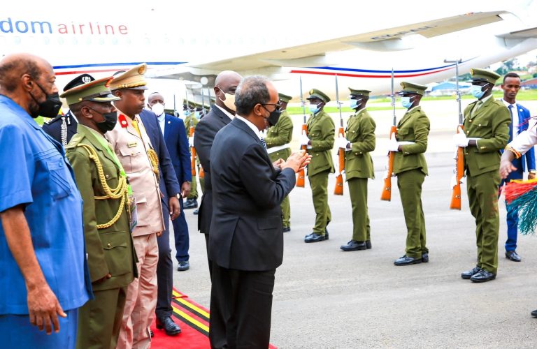 Madaxweyne Xasan Sheekh oo booqasho uga bilaabatay dalka Uganda