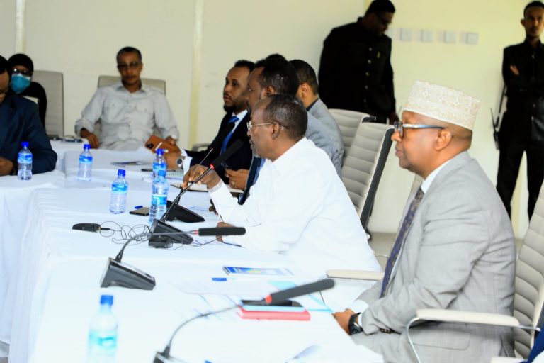 Wasiirka Arimaha Gudaha XFS iyo Guddoomiyaha Gobolka Banaadir oo daahfuray Shirweyne looga hadlaayo Nidaamka Casriga ah ee Diiwaangelinta Madaniga