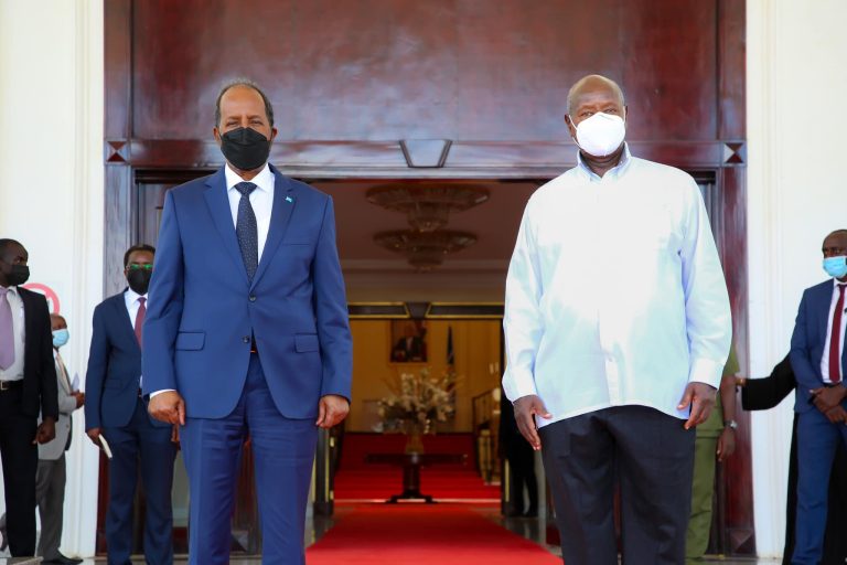 Madaxweyne Xasan Sheekh  oo la kulmay dhiggiisa dalka Uganda Mudane Yoweri Kaguta Museveni