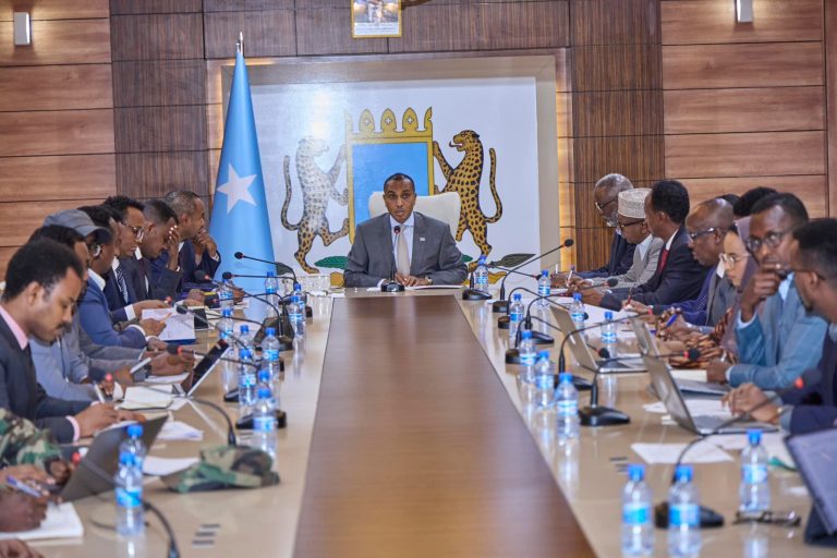 Ra’iisul Wasaare Xamse Cabdi Barre oo guddoomiyey shir looga hadlayay amniga oo si gaar ah loogu lafaguray xaaladda magaalada Beledweyne