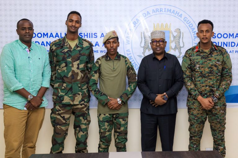 Wasiirka arrimaha gudaha, federaalka iyo dib u heshiisiinta Oo lakulmay taliyaha CXD Gen. Odowaa iyo saraakiil kale. (SAWIRO)