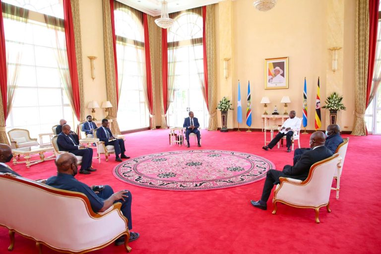 [DAAWO] Madaxweyne Xasan Sheekh  oo la kulmay dhiggiisa dalka Uganda Mudane Yoweri Kaguta Museveni