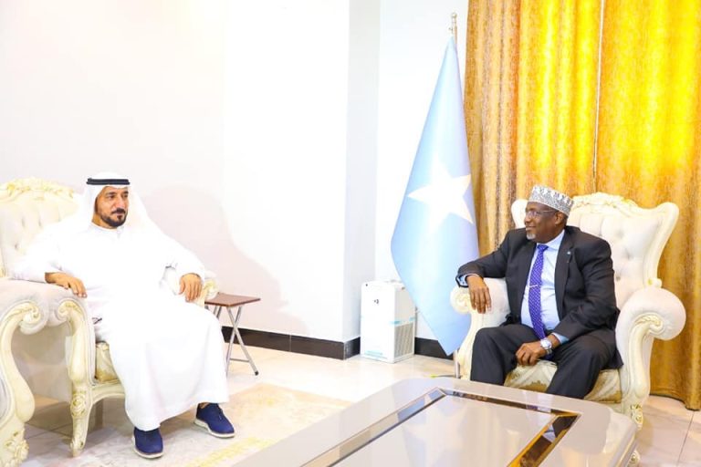 Guddoomiyaha Golaha shacabka oo kulan la qaatay danjiraha imaaraadka carabta ee soomaaliya.