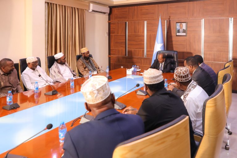 Madaxweyne xasan sheikh ayaa culimada soomalaiyeed kala hadlay dagaalka ka dhanka ah al-shabaab.