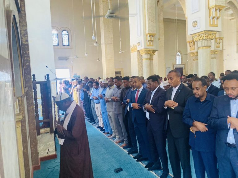 Ra’iisul Wasaaraha  XFS oo maanta ka qeyb galay Salaadda Janaasada Alle ha u naxariisto  xildhibaan hore  Daahir Xasan  Gutaale.