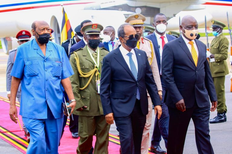 Madaxweyne Xasan Sheekh oo Madaxda dalka Uganda kala hadlaya dagaalka ka dhanka ah Al-Shabaab