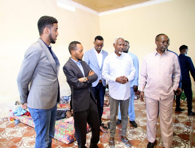 Guddoomiyaha Gobolka Banaadir oo  kafaala qaaday xaalada caafimaad ee Dr Xabeeb oo maal mihii dambe ay lasoo daristay xanuun ka haleelay Madaxa