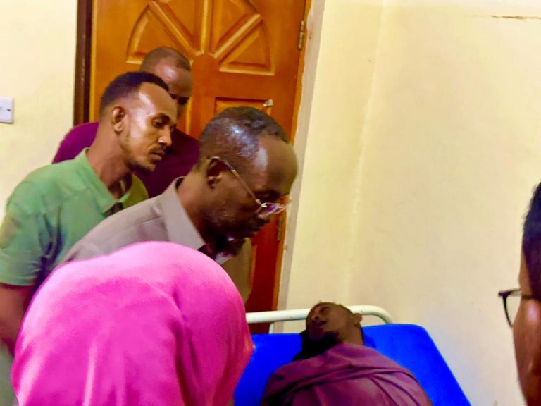 Guddoomiyaha Gobolka Banaadir oo xalay Isbitaalka Ciidanka xoogga ku booqday Dhaawacyada Ciidamo dagaal culus kula galay Argagixisada  Al-Shabaab degaanka Masjidka Cali Gaduud
