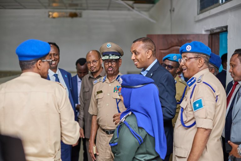 Ra’iisul Wasaare Hamza Abdi Barre oo kormeerey Taliska Ciidanka Booliska Soomaaliyeed, isaga oo kulan lagu xoojinayo ammaanka dalka la yeeshay saraakiisha iyo qeybaha kala duwan ee talisyada ciidanka