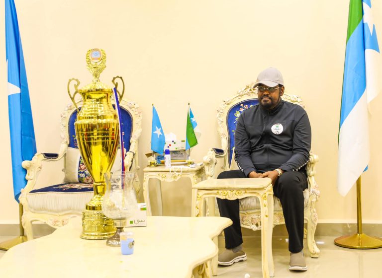 Madaxweyne Ahmed Madoobe oo hambalyo u diray Kooxda Xaafadda Faanoole oo ku guulaysatay koobka tartanka Xaafadaha Magaalada Kismaayo