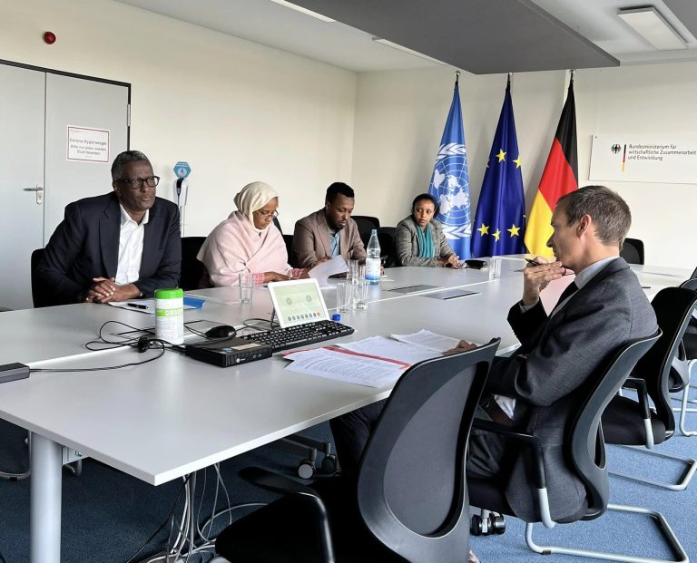 Ergeyga gaarka ah ee Madaxweynaha JFS u qaabilsan Gurmadka Abaaraha oo  kulan looga hadlayey abaraaha la yeeshay Madaxda Horumarinta Afrika u qaabilsan Wasaaradda Dhaqaalaha  Jarmalka