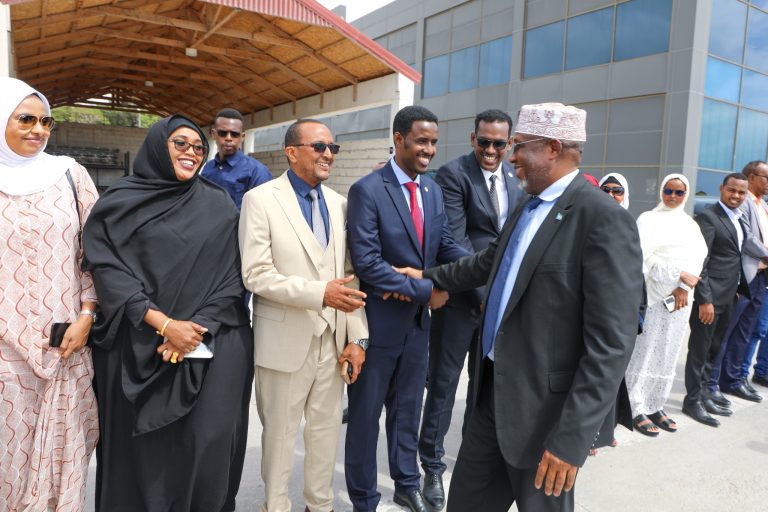 Guddoomiye Sheekh Aadan Maxamed Nuur (Madoobe) iyo wafdi uu hoggaaminaayo oo  dalka dib ugu soo laabtay