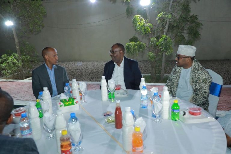 Madaxweyne Dani oo xalay Magaalada Garoowe kulan soodhaweyn ah ugu  sameeyey Madaxweyanaha degaanka soomaalida