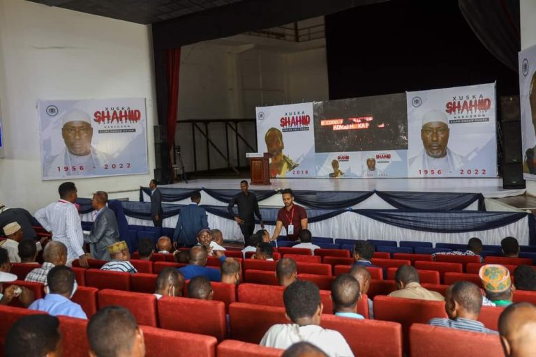 [TOOS U DAAWO] Xuska munaasabadda lagu xasuusanaayo labo halyeey oo qoriga u qaatay la dagaalanka kooxda Argagixisada oo Muqdisho ka socta