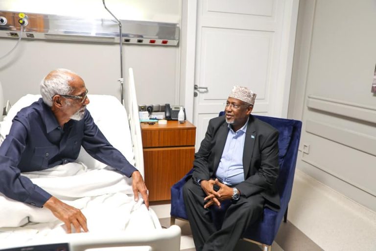 Guddoomiye Sheekh Aadan (Madoobe) oo isbitaal ku yaal dalka Turkiga ku booqday xalay Guddoomiyihii hore ee Golaha Shacabka  Maxamed Sheekh Cusmaan Jawaari